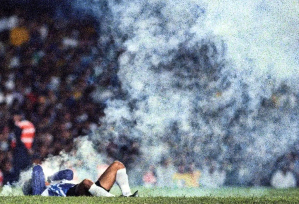 足球场上的阴谋!用藏好的刀片割伤自己!